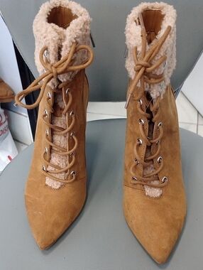 NWOT Jessica Simpson Tan Suede Lace-Up Shearling Ankle Boots